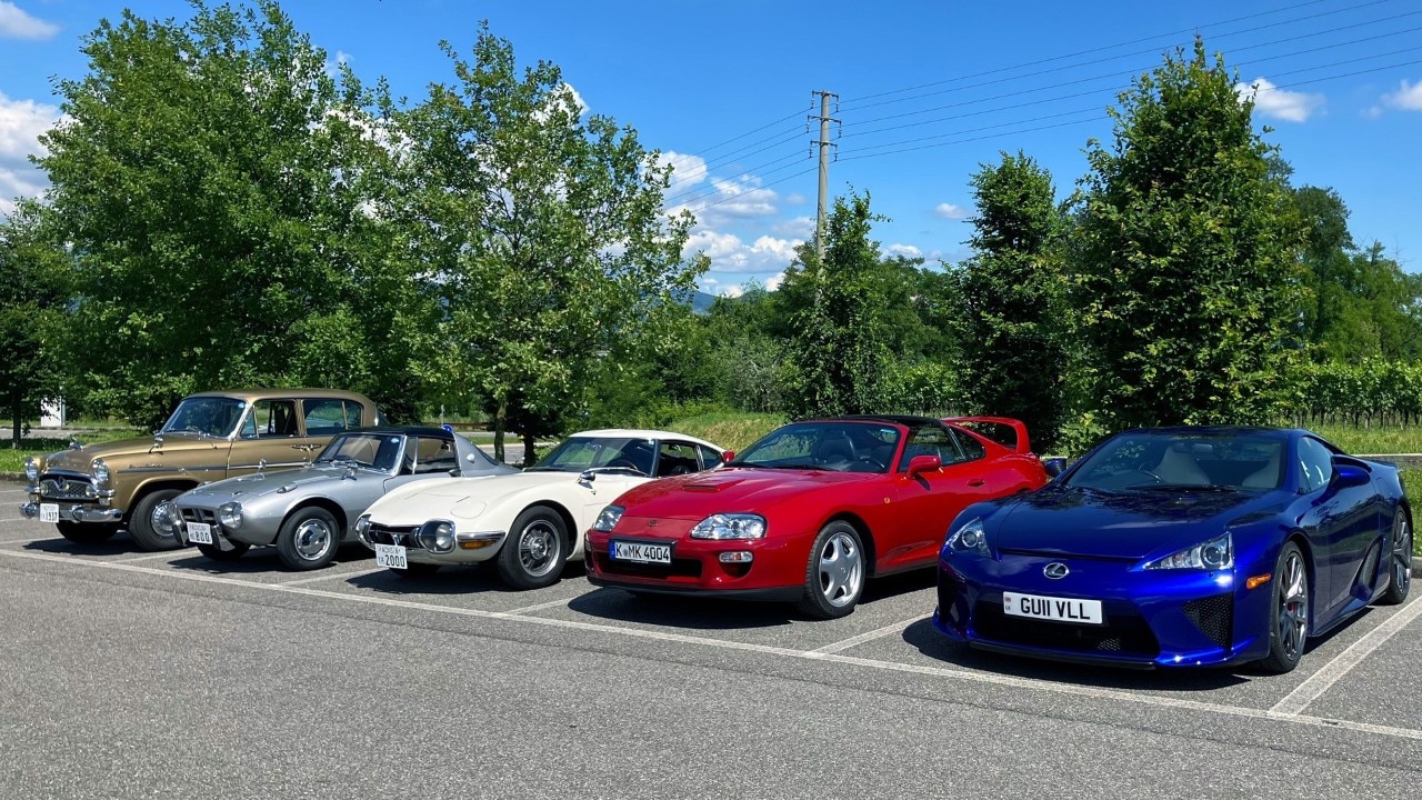 Toyota debutta alla 1000 miglia e porta la Crown in Italia