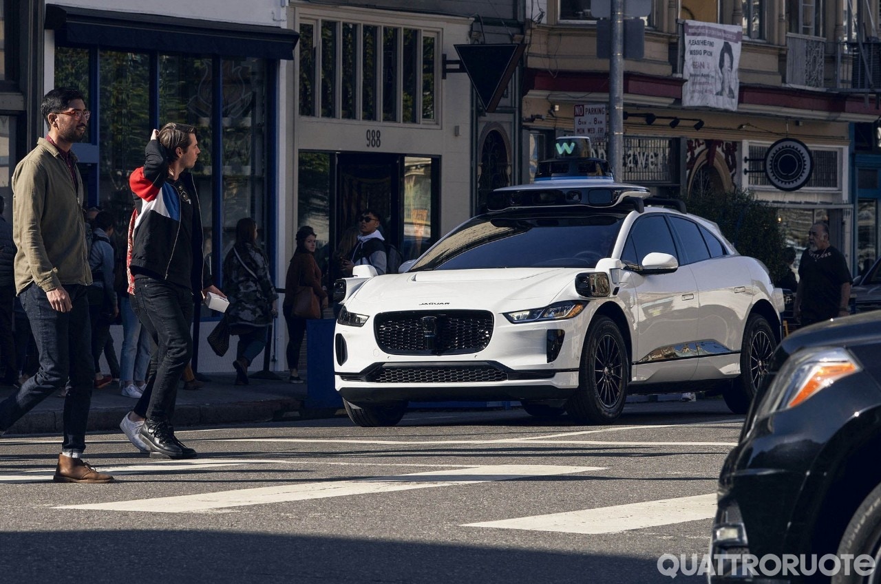 Waymo, robotaxi nella bufera: sono “aiutati” da tecnici umani nelle Filippine