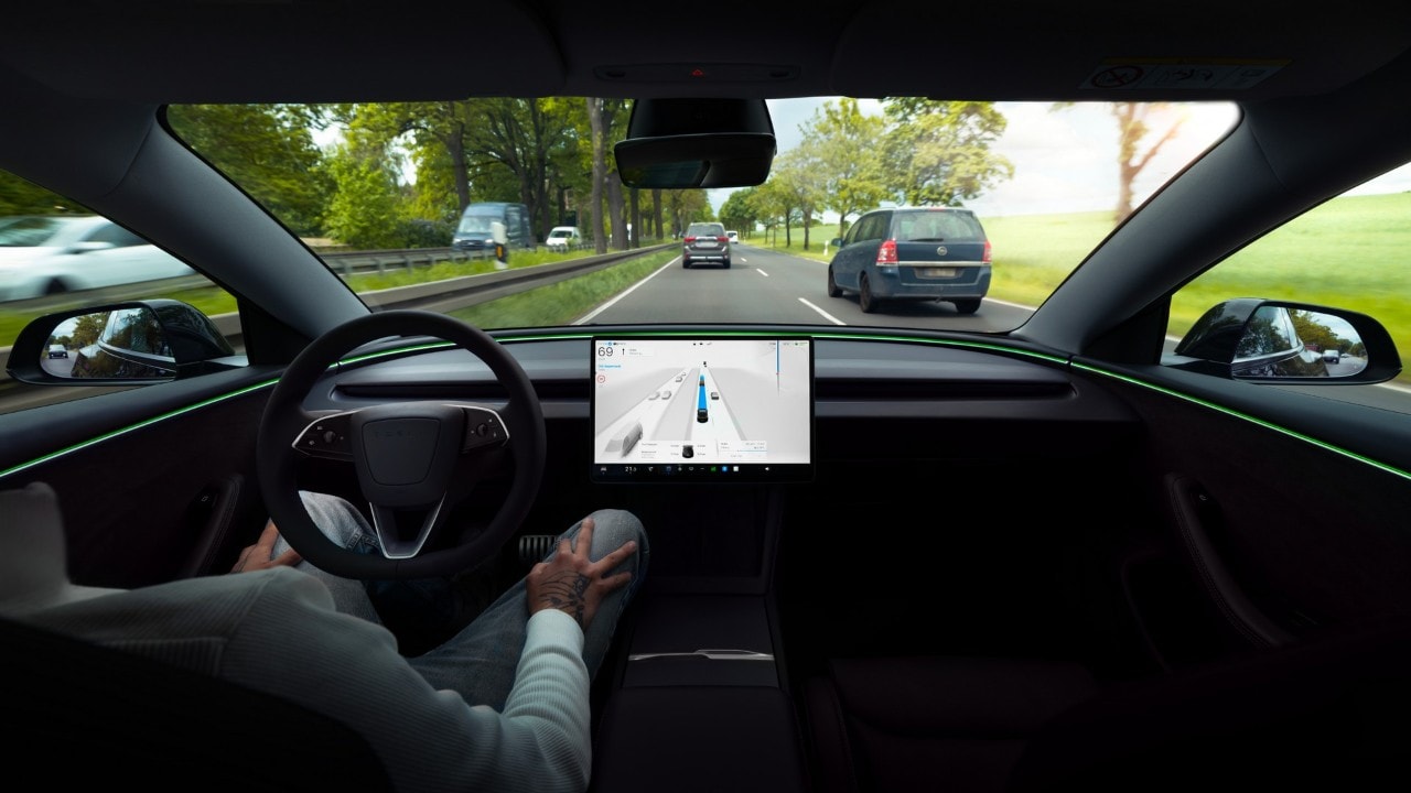 Tesla FSD, la Repubblica Ceca dà il via libera: è il settimo Paese europeo
