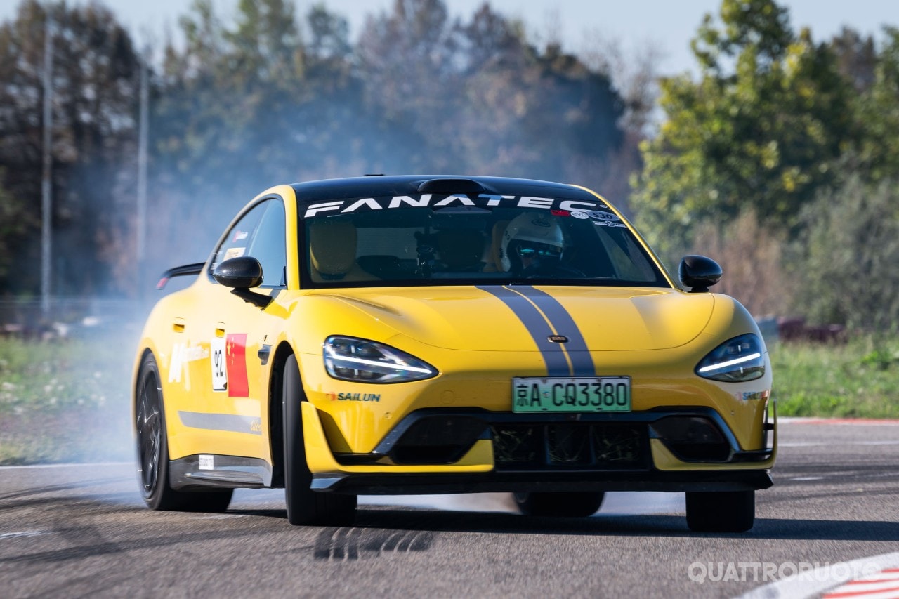 In pista con la Xiaomi SU7 Ultra: pro e contro della super elettrica - VIDEO