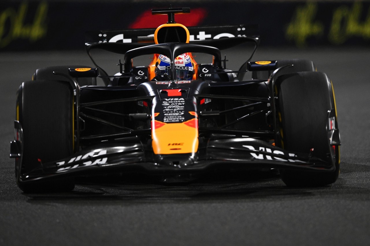 Verstappen in pole davanti alle due McLaren