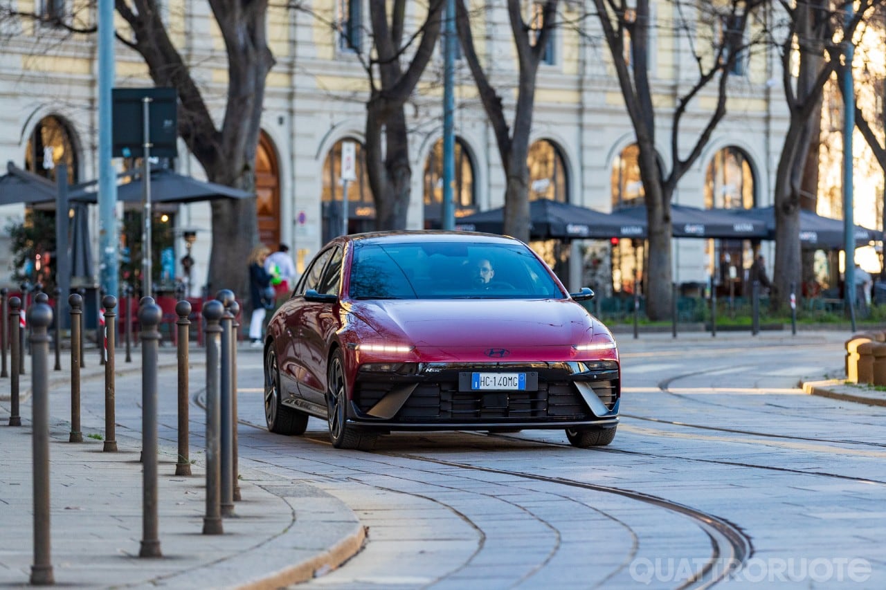Hyundai Ioniq 6 N Line, l’aerodinamica è tutto: primo contatto con la variante più grintosa