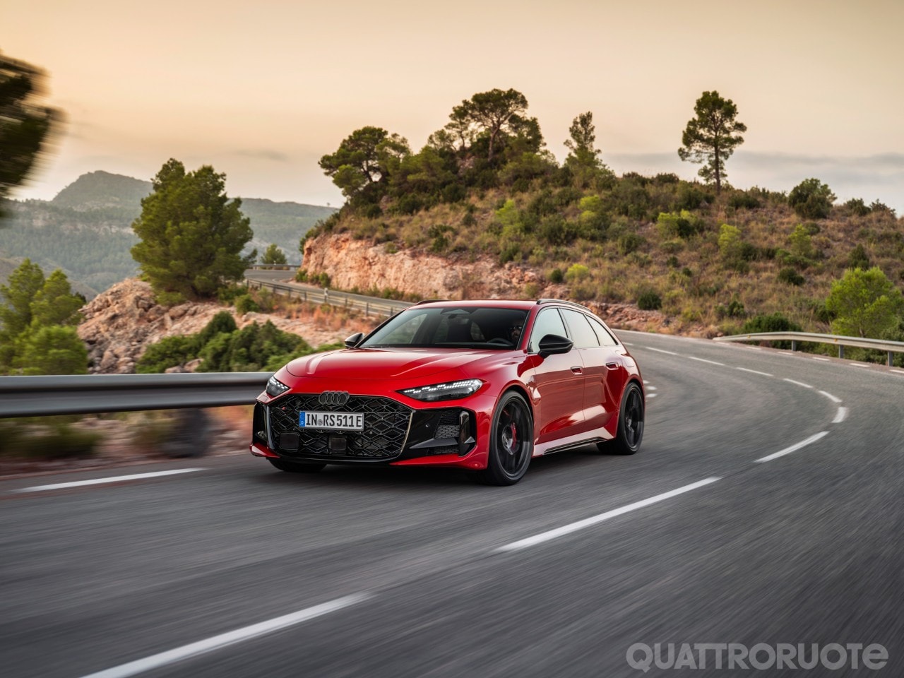 Audi RS 5, pesa 2,4 tonnellate ma ribalta la fisica - VIDEO