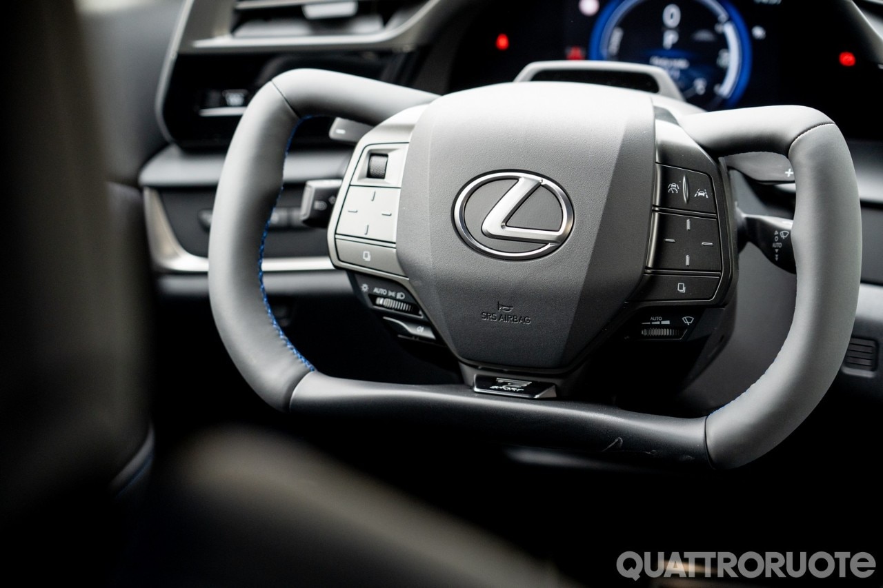 Lexus, abbiamo provato in pista il volante a cloche della RZ: ecco perché batte lo yoke Tesla