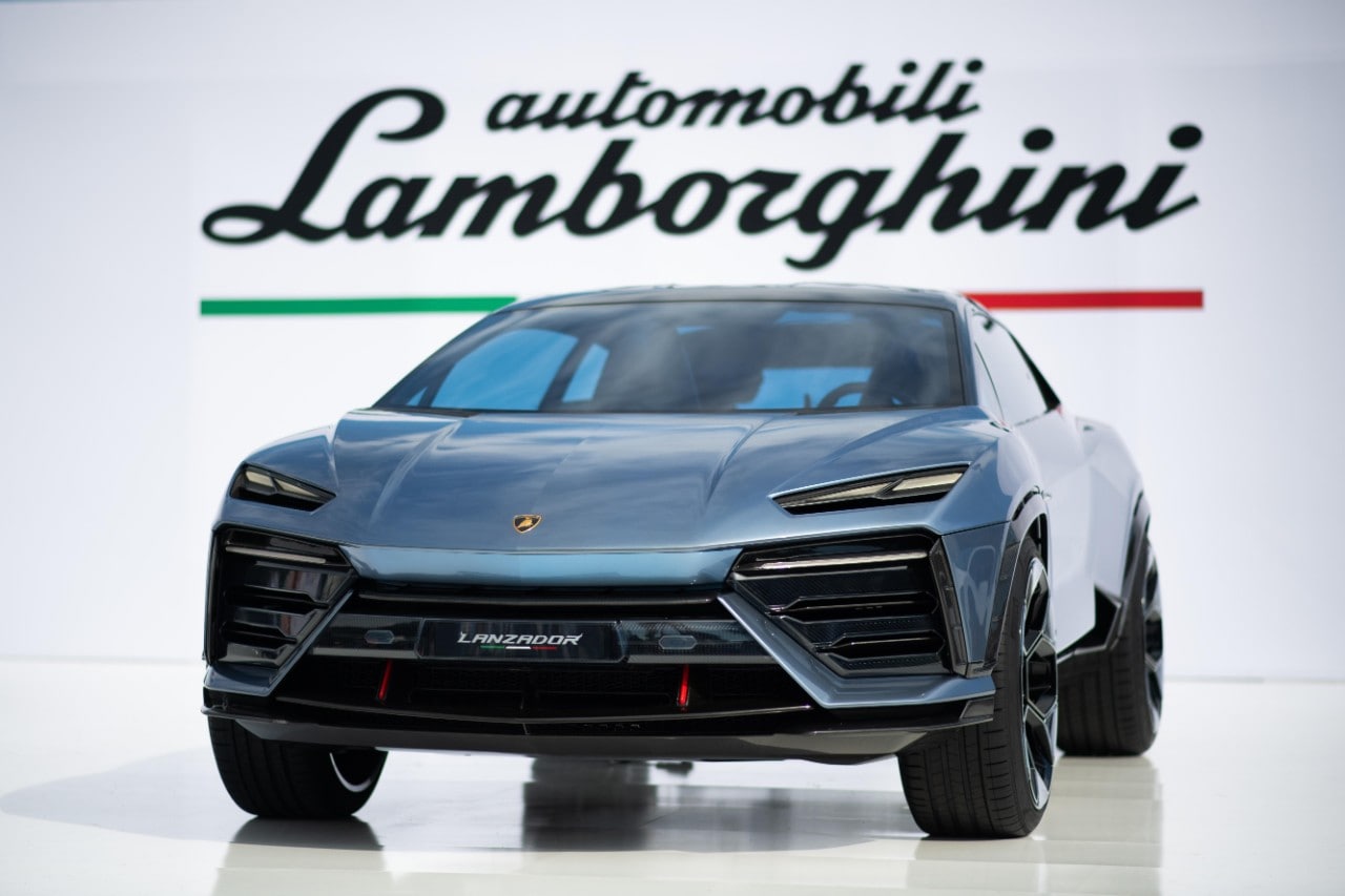 Lamborghini, stop alle auto elettriche: "Zero richieste, i clienti vogliono V8 e V12"