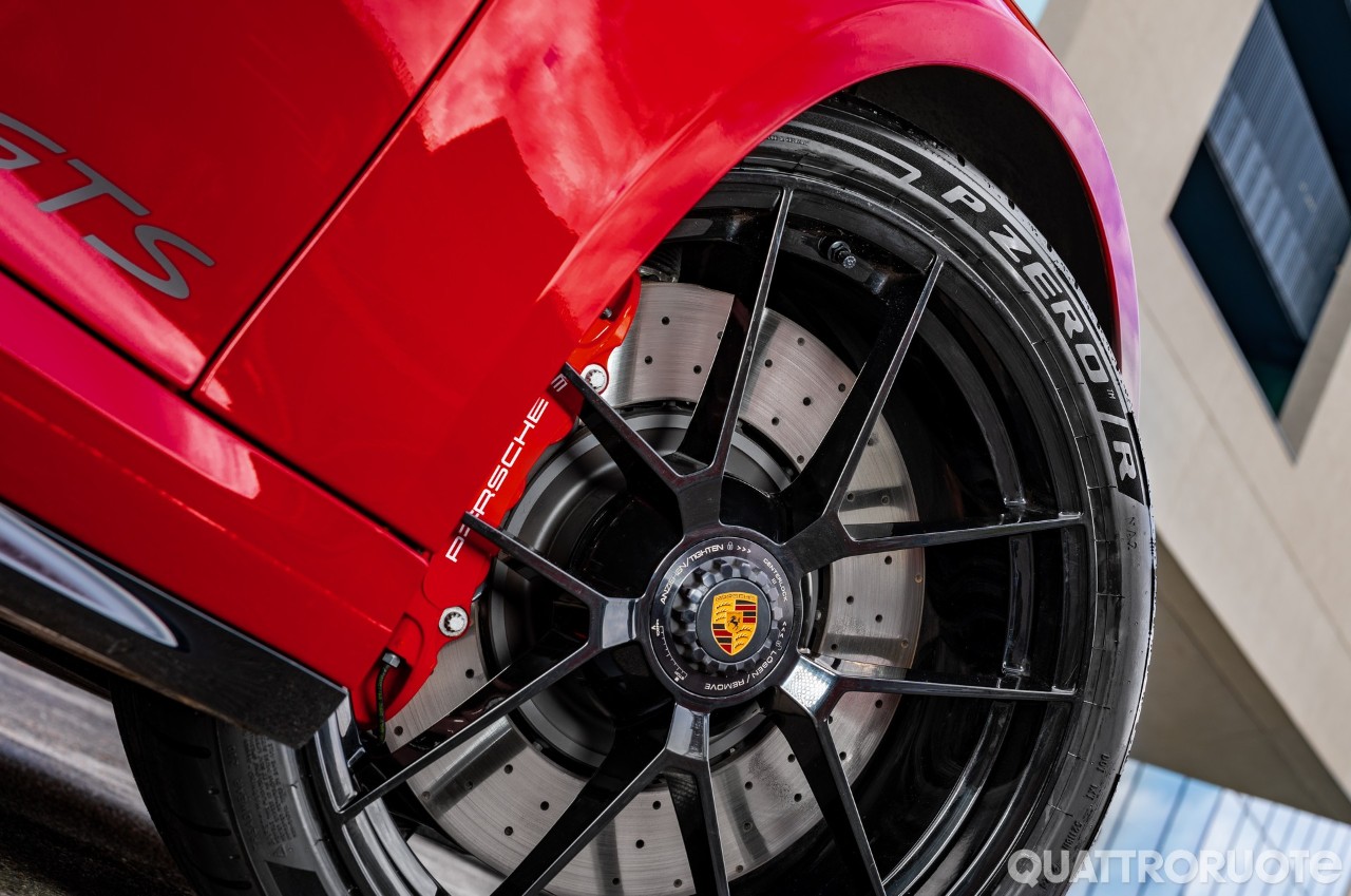 Una versione speciale dei P Zero R per la 911 GTS