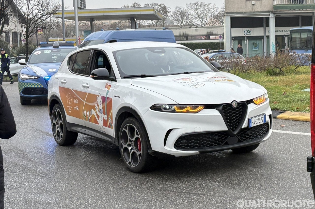 Milano Cortina 2026, Alfa Romeo Stelvio e Tonale scortano la fiamma olimpica: le foto dal corteo
