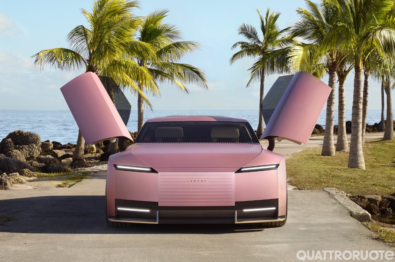 Il designer della "Jaguar rosa" è stato licenziato