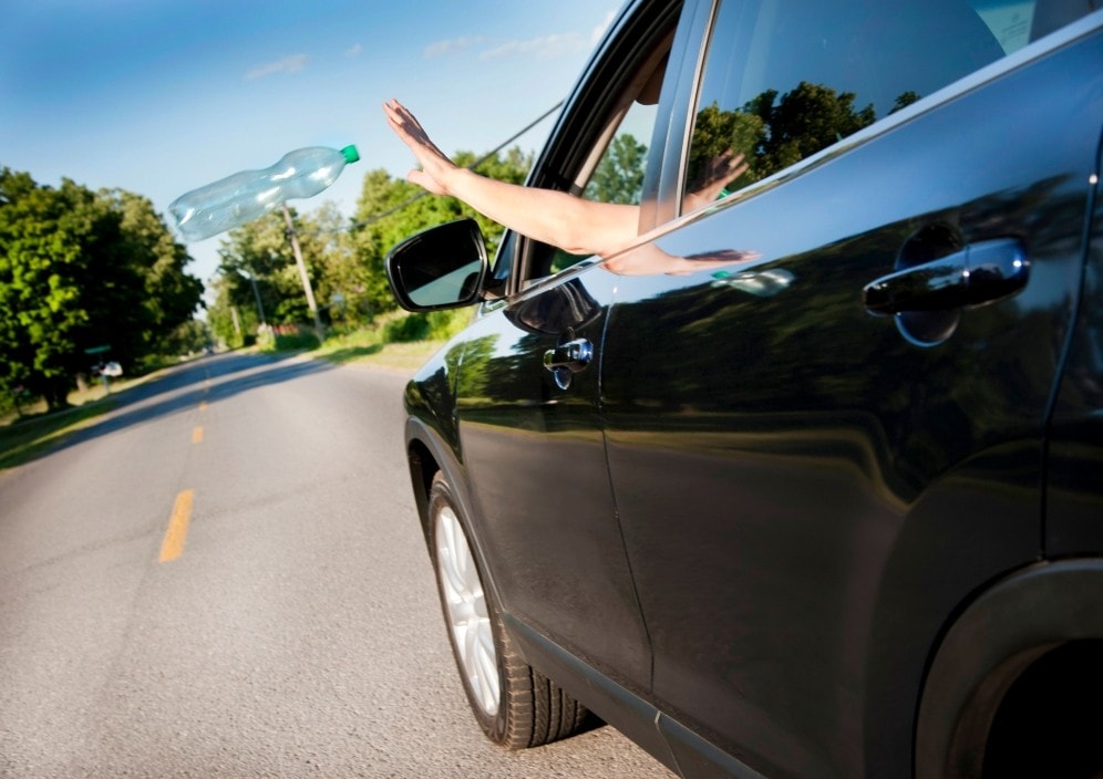 Getti rifiuti dall'auto? Rischi anche l'arresto