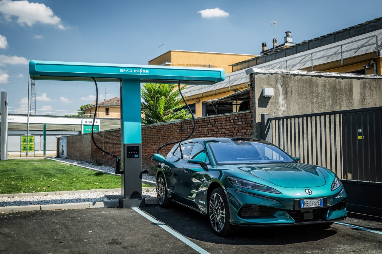Dal 10% al 97% in neanche 9 minuti: abbiamo provato la ricarica flash di BYD - VIDEO