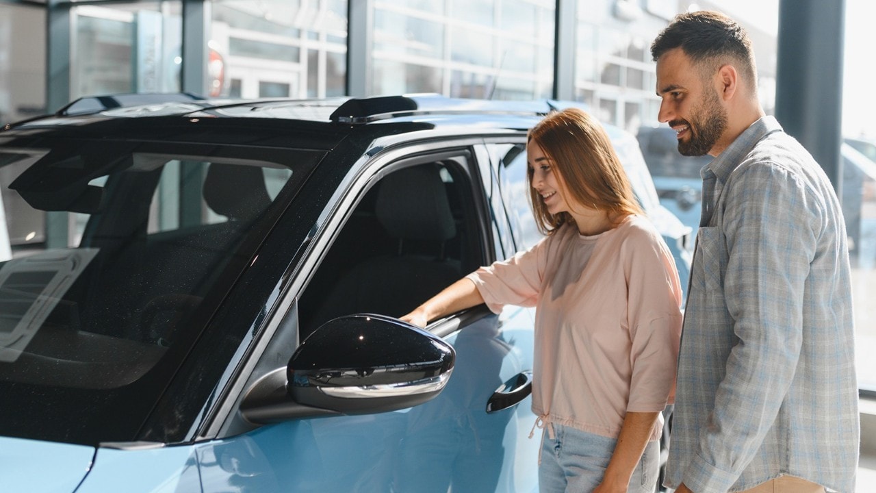 Auto cinesi? 3 giovani italiani su 4 le comprerebbero, ma ibride e sotto i 30.000 euro