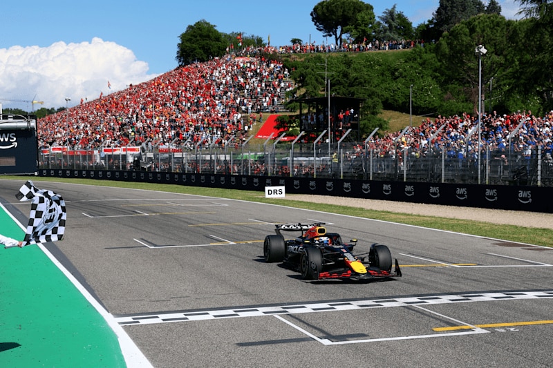 Verstappen batte le McLaren