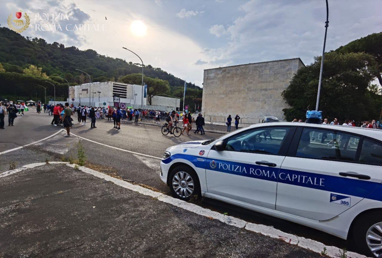 Paghi e vai al concerto, ma il parcheggio non esiste: la truffa fuori dallo Stadio Olimpico